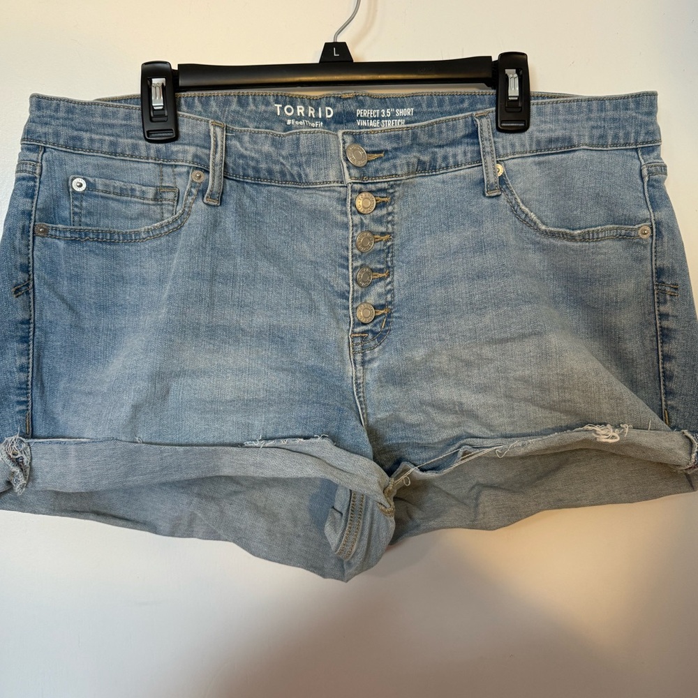 TORRID #FeelTheFit Vintage Stretch Jean Short Size 18
